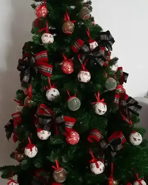 Árvore de Natal com bolas brancas e vermelhas e laços xadrez, em 2023